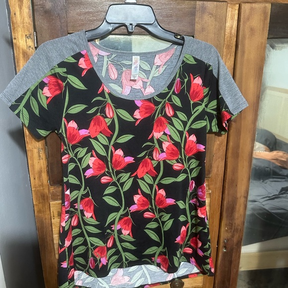 LuLaRoe XS Floral Tee – Red & Pink Flowers on Black with Gray Sleeves - Picture 1 of 4